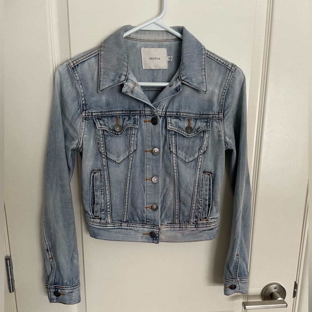 ARITZIA Talula Cropped Light Wash Denim Jacket XS Fitted Classic Trucker